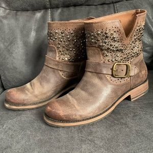 FRYE Veronica Deco Distressed Booties